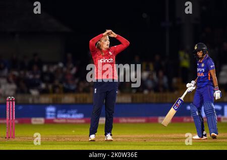 Sophie Ecclestone d'Angleterre réagit lors du deuxième match international de T20 au terrain du comté d'Incora, à Derby. Date de la photo: Mardi 13 septembre 2022. Banque D'Images