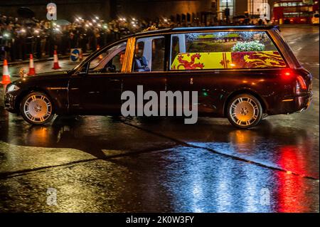 Londres, Royaume-Uni. 13th septembre 2022. Le corbillard portant le cercueil de la reine Elizabeth II arrive à Hyde Park Corner en route vers Buckingham Palace. Crédit : Guy Bell/Alay Live News Banque D'Images