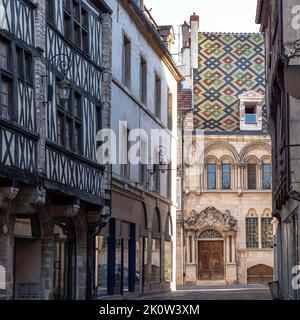 Belle architecture dans le centre-ville de Dijon en France avec des toits de tuiles de couleur typique Banque D'Images