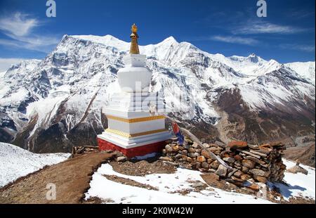 Vue panoramique sur Annapurna 2 II, Annapurna 3 III, Ganggapurna et Kangsar Kang avec stupa, Annapurna s'étend de Ice Lake, chemin à Thorung la Pass, ro Banque D'Images