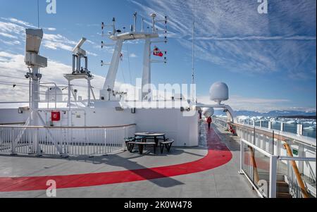 Vue sur le pont supérieur de Hurtigrutens MS Fridtjof Nansen - navire de croisière d'expédition - entouré d'icebergs dans la baie de Disko, au Groenland, le 18 juillet 2022 Banque D'Images