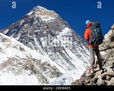 Vue sur le mont Everest 8848m de Kala Patthar avec touriste sur le chemin du camp de base de l'Everest, parc national de Sagarmatha, vallée de Khumbu, Solukhumbu, Népal Banque D'Images