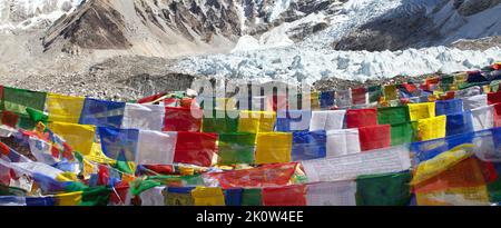 Vue depuis le camp de base du mont Everest, tentes et drapeaux de prière, parc national de sagarmatha, vallée de Khumbu, solukhumbu, montagnes de l'Himalaya du Népal Banque D'Images