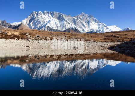 Vue panoramique de Lhotse et Nuptse face sud de roche miroir dans le petit lac, la région de l'Everest, le parc national de Sagarmatha, vallée de Khumbu, Solukhumbu, Népal Banque D'Images