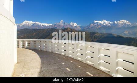 Vue sur Annapurna depuis la pagode de la paix mondiale ou stupa près de la ville de Pokhara, chaîne du Mont Annapurna, montagnes du Népal Himalaya, vue panoramique Banque D'Images