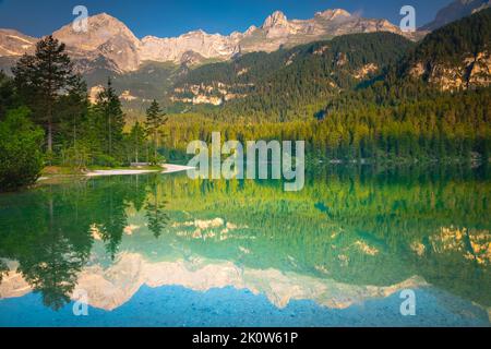 Symétrie de réflexion du lac Tovel dans le Trentin-Haut-Adige, Dolomites, Italie Banque D'Images