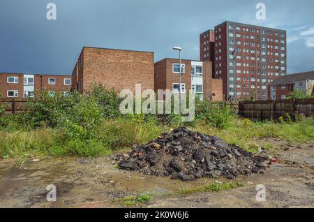 Pile de gravats dans la région de Wasteland, propriété à Barking, est de Londres, Angleterre, Royaume-Uni. Banque D'Images