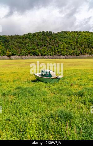 Le lac Edersee, près de Waldeck, le troisième plus grand réservoir d'Allemagne, n'est actuellement qu'à environ 13 % de son niveau normal, le lac a été rempli pour la dernière fois en mai 2022, rd Banque D'Images