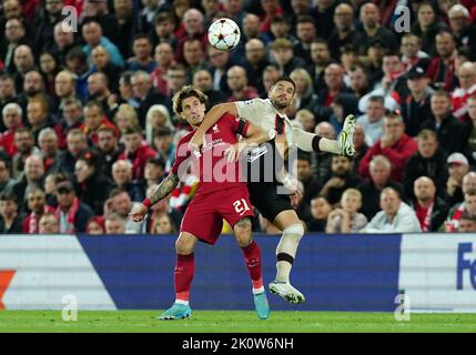 Kostas Tsimikas de Liverpool (à gauche) et Dusan Tadic d'Ajax se battent pour le ballon lors du match de la Ligue des champions de l'UEFA à Anfield, Liverpool. Date de la photo: Mardi 13 septembre 2022. Banque D'Images