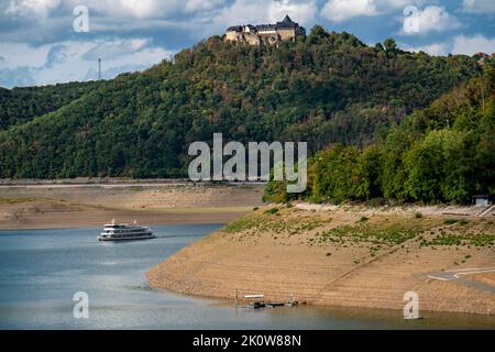 Le lac Edersee, près de Waldeck, le troisième réservoir en importance en Allemagne, n'est actuellement que de 13 % de son niveau normal, la dernière fois que le lac était plein Banque D'Images