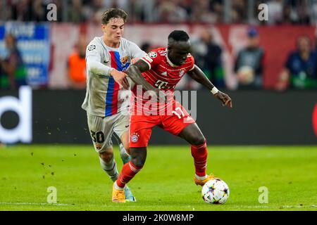 Munchen, Allemagne. 13th septembre 2022. MUNCHEN, ALLEMAGNE - SEPTEMBRE 13: GAVI de Barcelone, Sadio Mane de Bayern Munchen pendant le match C de la Ligue des champions de l'UEFA entre Bayern Munchen et Barcelone à Allianz Arena sur 13 septembre 2022 à Munchen, Allemagne (photo de Geert van Erven/Orange Pictures) crédit: Orange pics BV/Alay Live News Banque D'Images