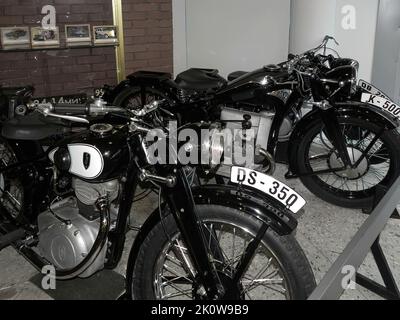 Le musée de l'automobile à Riga, le plus grand musée des véhicules dans les pays baltes, sont exposés, voitures, motos qui racontent l'histoire des voitures et des moteurs Banque D'Images