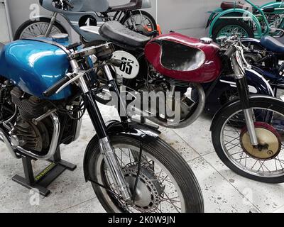 Le musée de l'automobile à Riga, le plus grand musée des véhicules dans les pays baltes, sont exposés, voitures, motos qui racontent l'histoire des voitures et des moteurs Banque D'Images