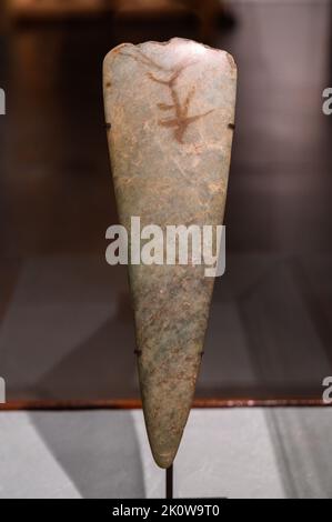 Lame de jadeite poli trouvée à Bélebierg (Junglinster). Période : néolithique, 4500 à 2500 av. J.-C.). Musée national d'Histoire et d'Art à Luxembourg. Banque D'Images