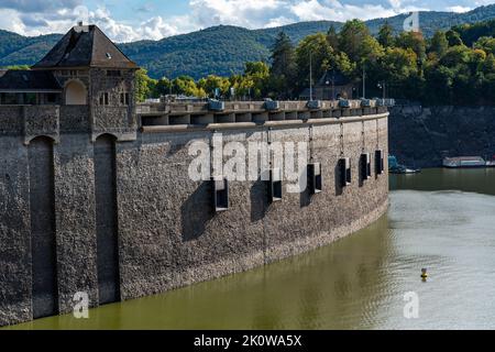 Le lac Edersee, près de Waldeck, le troisième réservoir en importance en Allemagne, n'est actuellement que de 13 % de son niveau normal, la dernière fois que le lac était plein Banque D'Images