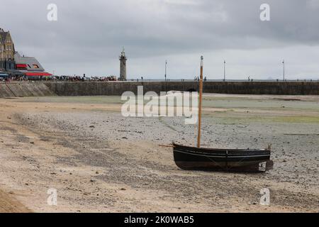 Des bateaux ont été enlisés sur les fonds marins à marée basse dans le village de Cancale, dans le nord de la France Banque D'Images