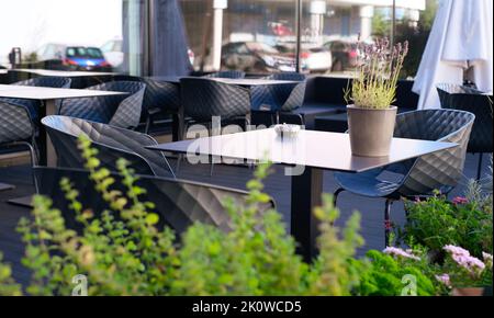 Terrasse d'été du restaurant par temps clair. Table près du restaurant en gros plan Banque D'Images