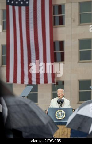 Washington, États-Unis d'Amérique. 11 septembre 2022. Le président américain Joe Biden a prononcé des remarques au cours d'une cérémonie de pluie battante en mémoire des victimes des attaques d'al-Quida au mémorial national du Pentagone de 9/11, à 11 septembre 2022, à Arlington, en Virginie. La nation a marqué le 21st anniversaire des attaques terroristes qui ont tué près de 3 000 personnes. Crédit : pO2 Alexander Kubitza/DOD photo/Alay Live News Banque D'Images