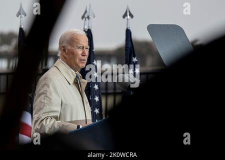 Washington, États-Unis d'Amérique. 11 septembre 2022. Le président américain Joe Biden a prononcé des remarques au cours d'une cérémonie de pluie battante en mémoire des victimes des attaques d'al-Quida au mémorial national du Pentagone de 9/11, à 11 septembre 2022, à Arlington, en Virginie. La nation a marqué le 21st anniversaire des attaques terroristes qui ont tué près de 3 000 personnes. Crédit : pO2 Alexander Kubitza/DOD photo/Alay Live News Banque D'Images