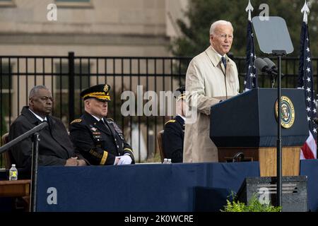 Washington, États-Unis d'Amérique. 11 septembre 2022. Le président américain Joe Biden a prononcé des remarques au cours d'une cérémonie de pluie battante en mémoire des victimes des attaques d'al-Quida au mémorial national du Pentagone de 9/11, à 11 septembre 2022, à Arlington, en Virginie. La nation a marqué le 21st anniversaire des attaques terroristes qui ont tué près de 3 000 personnes. Crédit : pO2 Alexander Kubitza/DOD photo/Alay Live News Banque D'Images