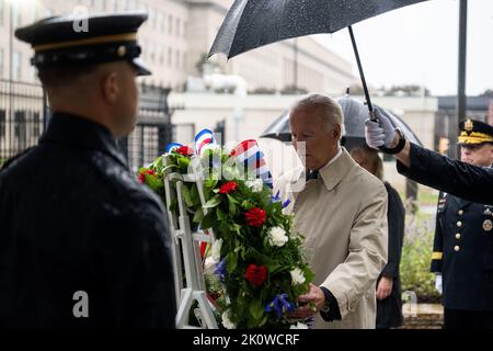 Washington, États-Unis d'Amérique. 11 septembre 2022. Le président américain Joe Biden a déposé une couronne au mémorial national du Pentagone de 9/11 lors d'une cérémonie en souvenir des victimes des attentats, 11 septembre 2022 à Arlington, en Virginie. La nation a marqué le 21st anniversaire des attaques terroristes d'Al-Qaida qui ont tué près de 3 000 personnes. Crédit : pO2 Alexander Kubitza/DOD photo/Alay Live News Banque D'Images