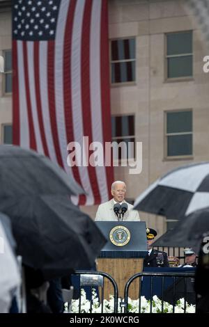 Washington, États-Unis d'Amérique. 11 septembre 2022. Le président américain Joe Biden a prononcé des remarques au cours d'une cérémonie de pluie battante en mémoire des victimes des attaques d'al-Quida au mémorial national du Pentagone de 9/11, à 11 septembre 2022, à Arlington, en Virginie. La nation a marqué le 21st anniversaire des attaques terroristes qui ont tué près de 3 000 personnes. Crédit : pO2 Alexander Kubitza/DOD photo/Alay Live News Banque D'Images