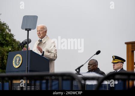 Washington, États-Unis d'Amérique. 11 septembre 2022. Le président américain Joe Biden a prononcé des remarques au cours d'une cérémonie de pluie battante en mémoire des victimes des attaques d'al-Quida au mémorial national du Pentagone de 9/11, à 11 septembre 2022, à Arlington, en Virginie. La nation a marqué le 21st anniversaire des attaques terroristes qui ont tué près de 3 000 personnes. Crédit : pO2 Alexander Kubitza/DOD photo/Alay Live News Banque D'Images