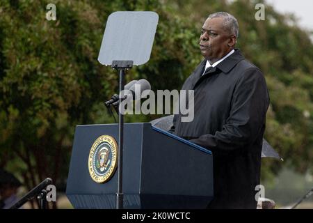 Washington, États-Unis d'Amérique. 11 septembre 2022. Le secrétaire américain à la Défense, Lloyd Austin, a prononcé des remarques dans une pluie battante lors d'une cérémonie en souvenir des victimes des attaques d'al-Quida au mémorial national du Pentagone du 9/11, à 11 septembre 2022, à Arlington, en Virginie. La nation a marqué le 21st anniversaire des attaques terroristes qui ont tué près de 3 000 personnes. Crédit : pO2 Alexander Kubitza/DOD photo/Alay Live News Banque D'Images