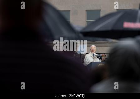 Washington, États-Unis d'Amérique. 11 septembre 2022. Le président américain Joe Biden a prononcé des remarques au cours d'une cérémonie de pluie battante en mémoire des victimes des attaques d'al-Quida au mémorial national du Pentagone de 9/11, à 11 septembre 2022, à Arlington, en Virginie. La nation a marqué le 21st anniversaire des attaques terroristes qui ont tué près de 3 000 personnes. Crédit : pO2 Alexander Kubitza/DOD photo/Alay Live News Banque D'Images