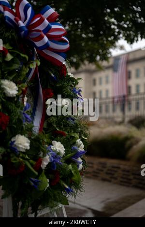 Washington, États-Unis d'Amérique. 11 septembre 2022. Une couronne de cérémonie placée par le président américain Joe Biden, au mémorial national du Pentagone de 9/11, lors d'une cérémonie en souvenir des victimes des attaques, 11 septembre 2022 à Arlington, en Virginie. La nation a marqué le 21st anniversaire des attaques terroristes d'Al-Qaida qui ont tué près de 3 000 personnes. Crédit : pO2 Alexander Kubitza/DOD photo/Alay Live News Banque D'Images