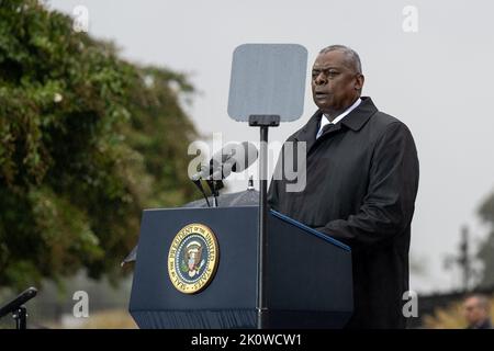 Washington, États-Unis d'Amérique. 11 septembre 2022. Le secrétaire américain à la Défense, Lloyd Austin, a prononcé des remarques dans une pluie battante lors d'une cérémonie en souvenir des victimes des attaques d'al-Quida au mémorial national du Pentagone du 9/11, à 11 septembre 2022, à Arlington, en Virginie. La nation a marqué le 21st anniversaire des attaques terroristes qui ont tué près de 3 000 personnes. Crédit : pO2 Alexander Kubitza/DOD photo/Alay Live News Banque D'Images