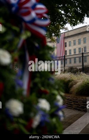 Washington, États-Unis d'Amérique. 11 septembre 2022. Une couronne de cérémonie placée par le président américain Joe Biden, au mémorial national du Pentagone de 9/11, lors d'une cérémonie en souvenir des victimes des attaques, 11 septembre 2022 à Arlington, en Virginie. La nation a marqué le 21st anniversaire des attaques terroristes d'Al-Qaida qui ont tué près de 3 000 personnes. Crédit : pO2 Alexander Kubitza/DOD photo/Alay Live News Banque D'Images