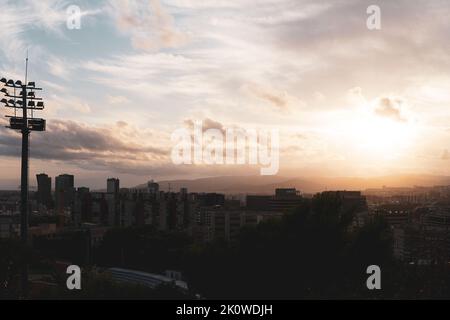 Vue panoramique sur le lever du soleil au-dessus d'une ville Banque D'Images