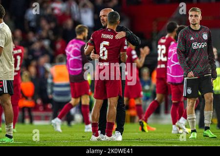 LIVERPOOL, ROYAUME-UNI - SEPTEMBRE 13 : entraîneur en chef Alfred Schreuder d'Ajax, Thiago Alcantara de Liverpool pendant le match de la Ligue des champions de l'UEFA entre Liverpool et Ajax à Anfield sur 13 septembre 2022 à Liverpool, Royaume-Uni (photo d'Andre Weening/Orange Pictures) crédit : Orange pics BV/Alay Live News Banque D'Images