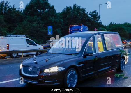 Northholt, Royaume-Uni. 13th septembre 2022. Le corps de la reine Elizabeth II est transféré de l'aéroport Northholt à Buckingham Palace par le A40. Allanstaley/Alay Live News Banque D'Images