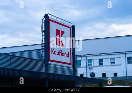 Logo de Kaufland Grill. Kaufland est une chaîne d'hypermarchés internationale allemande. Photo éditoriale Banque D'Images