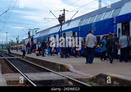 Train en mouvement ou à la plate-forme de Suceava, gare de Burdujeni, Roumanie, 2022 Banque D'Images