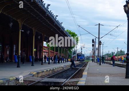 Train en mouvement ou à la plate-forme de Suceava, gare de Burdujeni, Roumanie, 2022 Banque D'Images