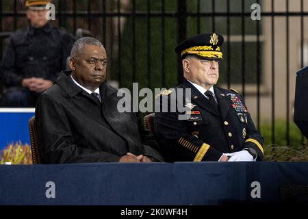 Washington, États-Unis d'Amérique. 11 septembre 2022. Le secrétaire américain à la Défense, Lloyd Austin, à gauche, siège avec le président du général des chefs interarmées, Mark Milley, lors d'une cérémonie à l'occasion de laquelle on rappelle les victimes des attaques d'al-Quida au monument commémoratif du Pentagone national 9/11, à 11 septembre 2022, à Arlington, en Virginie. La nation a marqué le 21st anniversaire des attaques terroristes qui ont tué près de 3 000 personnes. Crédit : pO2 Alexander Kubitza/DOD photo/Alay Live News Banque D'Images