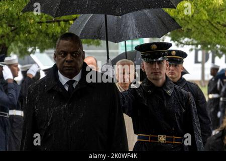 Washington, États-Unis d'Amérique. 11 septembre 2022. Le secrétaire américain à la Défense, Lloyd Austin, arrive avec le président Joe Biden pour une cérémonie en souvenir des victimes des attaques d'al-Quida au mémorial national du Pentagone de 9/11, à 11 septembre 2022, à Arlington, en Virginie. La nation a marqué le 21st anniversaire des attaques terroristes qui ont tué près de 3 000 personnes. Crédit : pO2 Alexander Kubitza/DOD photo/Alay Live News Banque D'Images