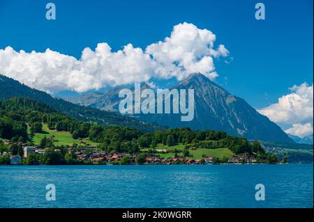 Panorama de la rive du lac Thun, canton de Berne, Suisse Banque D'Images