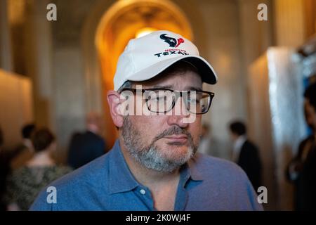 Washington, États-Unis. 13th septembre 2022. Le sénateur Ted Cruz (R-TX) portant un chapeau de Houston Texans parle avec le sénateur Chris Coons (D-DE) non photographié, à l'extérieur de la salle du Sénat, au Capitole des États-Unis, à Washington, DC, mardi, 13 septembre, 2022. (Graeme Sloan/Sipa USA) Credit: SIPA USA/Alay Live News Banque D'Images