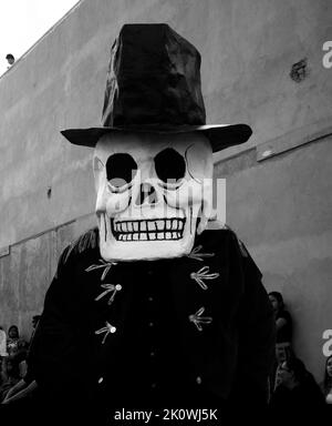 Une personne dans un costume de crâne effrayant pendant le festival Los Locos à San Miguel de Allende, Mexique Banque D'Images