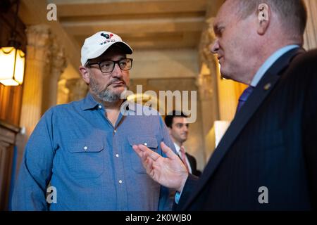 Washington, États-Unis. 13th septembre 2022. Le sénateur Ted Cruz (R-TX) portant un chapeau de Houston Texans parle avec le sénateur Chris Coons (D-DE) à l'extérieur de la salle du Sénat, au Capitole des États-Unis, à Washington, DC, mardi, 13 septembre, 2022. (Graeme Sloan/Sipa USA) Credit: SIPA USA/Alay Live News Banque D'Images