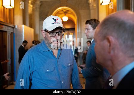 Washington, États-Unis. 13th septembre 2022. Le sénateur Ted Cruz (R-TX) portant un chapeau de Houston Texans parle avec le sénateur Chris Coons (D-DE) à l'extérieur de la salle du Sénat, au Capitole des États-Unis, à Washington, DC, mardi, 13 septembre, 2022. (Graeme Sloan/Sipa USA) Credit: SIPA USA/Alay Live News Banque D'Images