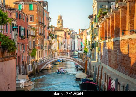 Paisible canal scénaraire dans la romantique Venise au printemps, Italie Banque D'Images