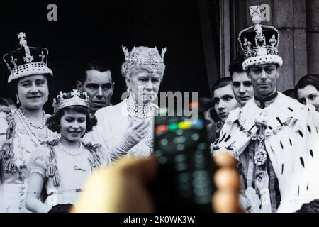 Belgrade, Serbie - 12 septembre 2022: Regarder le couronnement du roi George VI à l'abbaye de Westminster, Londres, le 12 mai 1937 documentaire à la télévision avec télécommande Banque D'Images