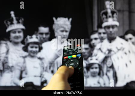 Belgrade, Serbie - 12 septembre 2022: Regarder le couronnement du roi George VI à l'abbaye de Westminster, Londres, le 12 mai 1937 documentaire à la télévision avec télécommande Banque D'Images