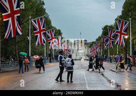 Londres, Royaume-Uni. 13th septembre 2022. Les gens attendent le long de la galerie marchande malgré la forte pluie. Le quartier juste en face des portes de Buckingham Palace était en partie fermé aux visiteurs et aux médias qui arrivaient pour éviter l'encombrement. Credit: Imagetraceur/Alamy Live News Banque D'Images