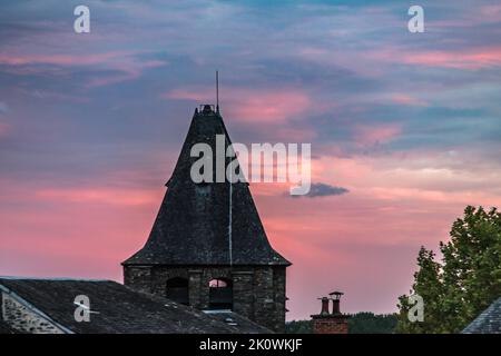 Coucher de soleil nueux - cloche de l'église Saint Jean Baptiste de la décollation Banque D'Images